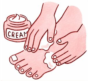 保湿クリームを塗る