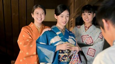 明日の『あんぱん』あらすじ。銀座で<あの人>が映る写真を見つけた嵩。そして蘭子の思いを知るのぶは「後悔してほしくない」と…<ネタバレあり>