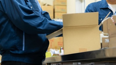 63歳ライターが日雇いで<宅配業者の荷分け作業>を体験。問題なくやれると思ったが<想定外の弱点>に気づき…