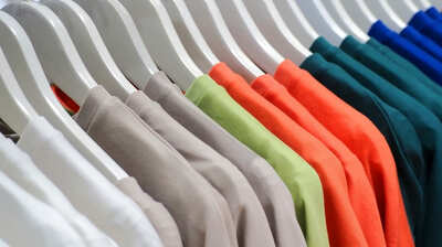 「肩がきつくない」「首が詰まってこない」日本製のTシャツの着心地がいい理由。シンプルながらとても奥深いアイテムで…