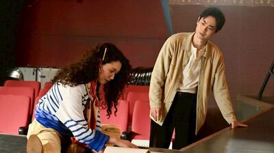 三谷幸喜脚本・菅田将暉主演『もしもこの世が舞台なら、楽屋はどこにあるのだろう』第3話あらすじ。必死になって台本を書く久部。リカと蓬莱は「長いと客が飽きる」など言いたい放題で…<ネタばれあり>