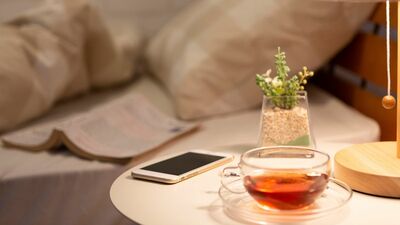 「寝る前のスマホは睡眠の質を下げる？」「エアコンのつけっぱなしは体に悪い？」専門家が教える、シニア世代の睡眠の正解は