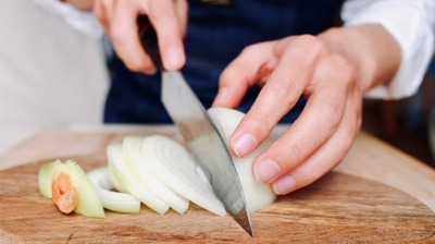 タマネギを切ると目にしみる理由は「意外と複雑」…10年がかりで開発された「涙が出ないタマネギ」とは?