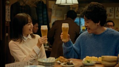 ２人同時に「たまらんっ！」大泉洋と広瀬すずが共演。アニメ×実写で、年の瀬ならではのビールの旨さを表現