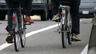 部活終わりに自転車で友達と並走し、会話しながら帰った懐かしい思い出。車を運転するようになった今、その危うさを痛感し…