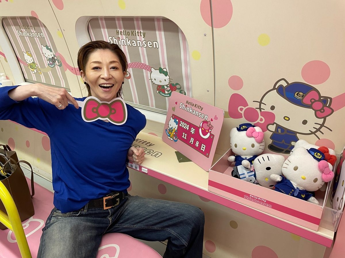 2ページ目）宝塚元男役、偶然「ハローキティ新幹線」に乗った。キティ