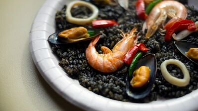 イカ墨料理はあるのに、なぜタコ墨は使われないのか?同じ「墨」でもこんなに違った!