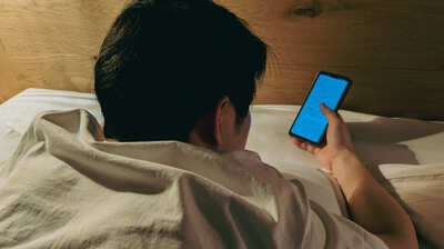 〈寝る前のスマートフォン〉は、交感神経が高まり続け深い眠りの妨げに。自律神経の名医・小林弘幸流、スマートフォンとの上手な付き合い方