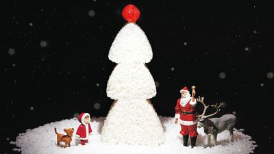 田中達也「梅《ぼし》付き和風クリスマスツリー。雪の白さ、ツリーの三角形をおにぎりで表現」