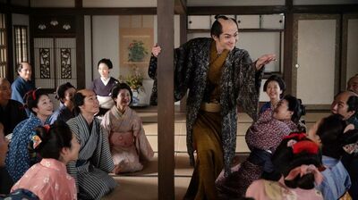 <文のさきめの口紅も~>蔦重と鶴屋に乗せられ美声を響かせた政演。それもそのはず演じるのは…視聴者「圧巻」「表情が素晴らしい」「山東京伝先生ファンミは歌にダンスにサービス満点」
