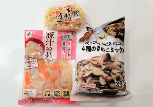 カット野菜、冷凍野菜、切れている油揚げの写真