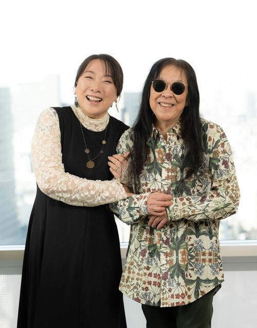 笑顔で立つ村山由佳さんと浜野佐知さんの写真