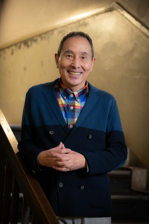 笑う里見まさとさん