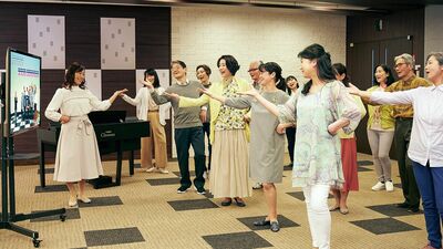 懐かしの歌謡曲を歌って踊り、脳を活性化!人生100年時代、手ぶらで始められる趣味に注目