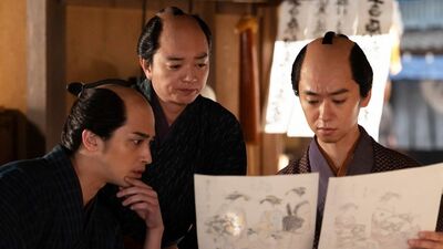 次回『べらぼう』あらすじ。歌麿と手掛けた錦絵が鳴かず飛ばずの中、鶴屋の青本がヒットしていることを知った蔦重は力の差を感じ…一方、変装した意知がなぜかあの会に…<ネタバレあり>