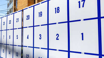 選挙ポスターの掲示板に落書きして逮捕され、検察庁では手錠で壁にキズを…。50代男性が＜前代未聞の犯行＞に及んだ理由とは