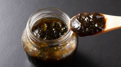 強烈なニオイの薬草酒、真っ黒な特製佃煮…近所のおばあちゃんからの「お裾分け」は、感謝と恐怖が入り交じり