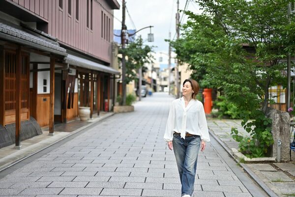 路地を歩く越乃リュウさん