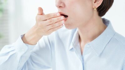 「朝起きたときの口のネバつきがひどい!」それは夏の疲れが原因かも? 気になる〈無自覚口臭〉と〈スメハラ〉を防ぐ簡単セルフケア