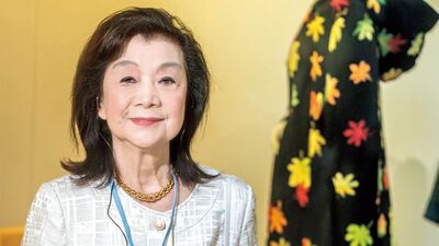 編み物作家・伊藤浩子92歳「これが最後の海外訪問になるかもしれない。作品のイギリスV＆A博物館での一般公開に合わせ、教え子16人と訪問」