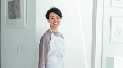 料理家ウー・ウェンさんが『徹子の部屋』に登場。家ではユニクロ、仕事着はコムデギャルソン一筋。その理由は…「ワードローブがシンプルだと、余計なものが増えなくていい」