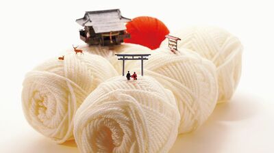 田中達也「新年の幕開けにふさわしい！初詣の作品〈運命の赤い糸で結ばれた縁〉赤い毛糸を初日の出に、白色は冷たい雪に見立てて」