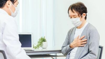 【整形外科医が警告】「老けて見える」だけじゃない！背中の丸まりが臓器に与える深刻な影響