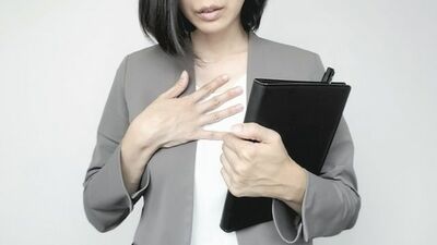 【職場が戦場に見えるあなたへ】耳を引っ張る、肩をポンポン。10秒でできるセルフケア