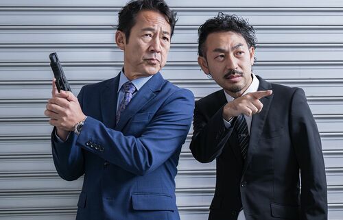 刑事風の2人