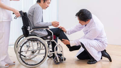 歩けなくなると身体はどうなる？在宅緩和ケア医・萬田緑平が解説。自力でトイレに行けないだけでなく…