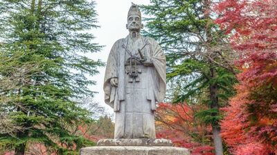 <大老になれるのは四家のみ>と言われる中で奮闘するも、家斉や治済にハメられて失脚した定信。大老になれなかった理由を史実に即して考えてみると…本郷和人『べらぼう』解説