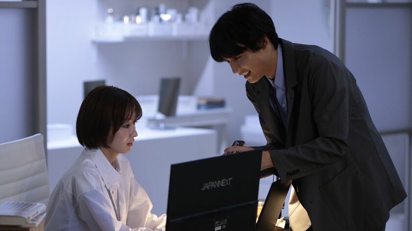 今夜スタート！松村北斗主演『告白－25年目の秘密－』あらすじ。25年間密かに思い、見守り続けていた麻里子に、爽太は初めて声をかけ…＜ネタバレ＞