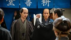 ＜倉橋格なるものを呼び出せ！＞『べらぼう』次回予告。本を巡って奉行人が耕書堂へ詰めかける。老中・定信の手が迫る中、春町がまさかの行動に…