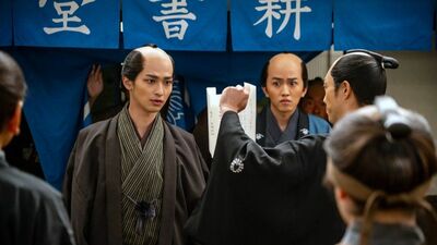 ＜倉橋格なるものを呼び出せ！＞『べらぼう』次回予告。本を巡って奉行人が耕書堂へ詰めかける。老中・定信の手が迫る中、春町がまさかの行動に…