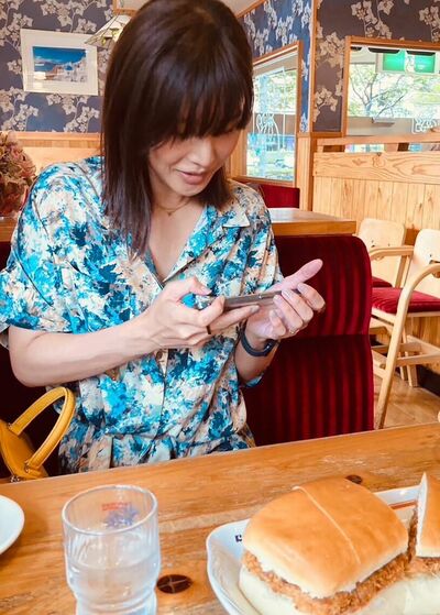 喫茶店でお茶する斉藤ナミさん